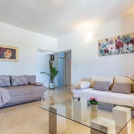 Sjor 2 Bdr W Grill * Zara